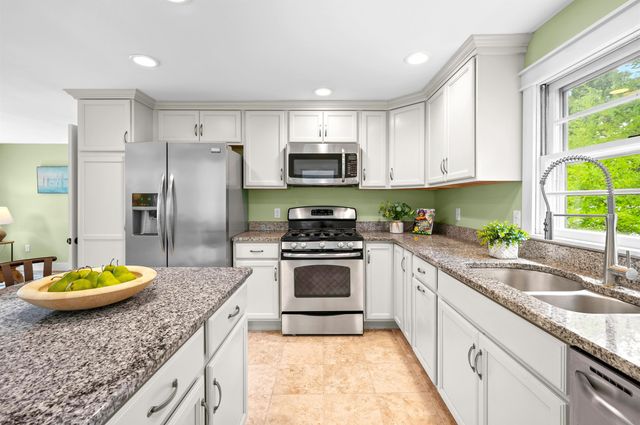 16 Hillside Drive, Nashua, NH 03064