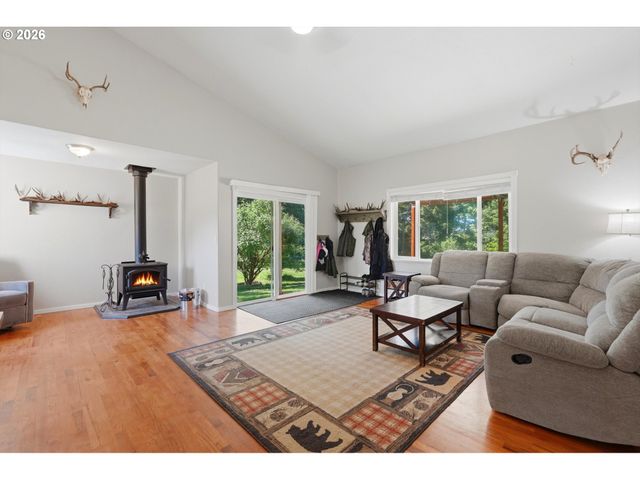 3514 CROOKED FINGER Rd, Scotts Mills, OR 97375