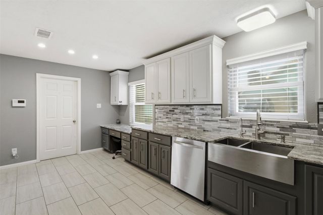 2818 Frostwood Circle, Dickinson, TX 77539