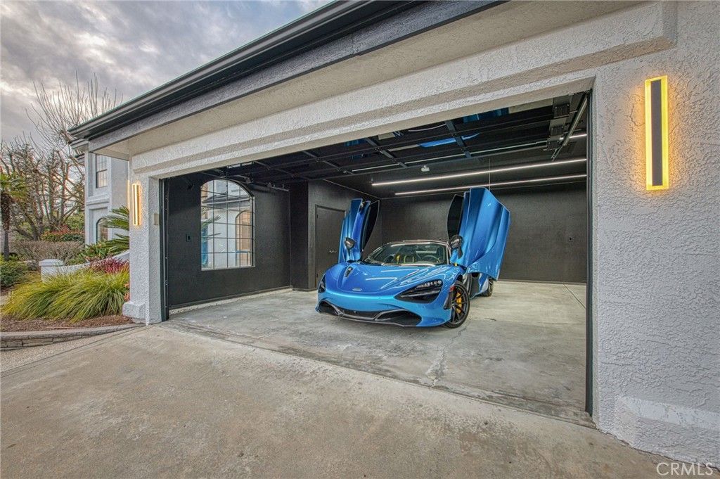 Image 75 of property listing at 9381 N Woodmont Drive, Fresno, CA 93720