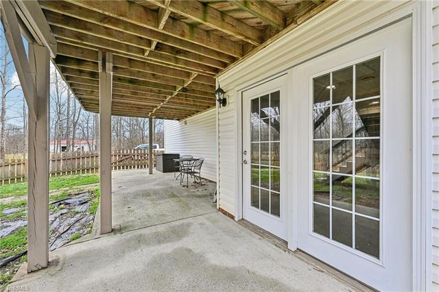 105 Meadowcrest Court, Clemmons, NC 27012