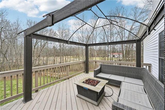 105 Meadowcrest Court, Clemmons, NC 27012