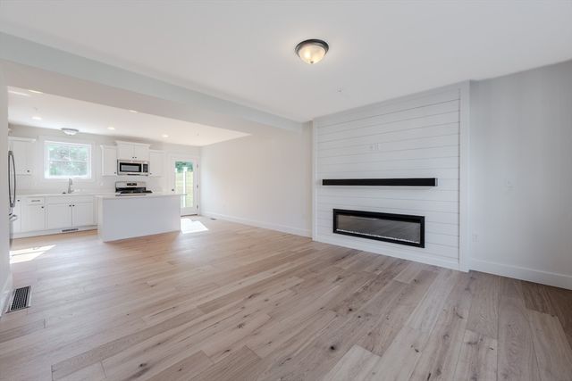 112 Genest St 17, Dracut, MA 01826
