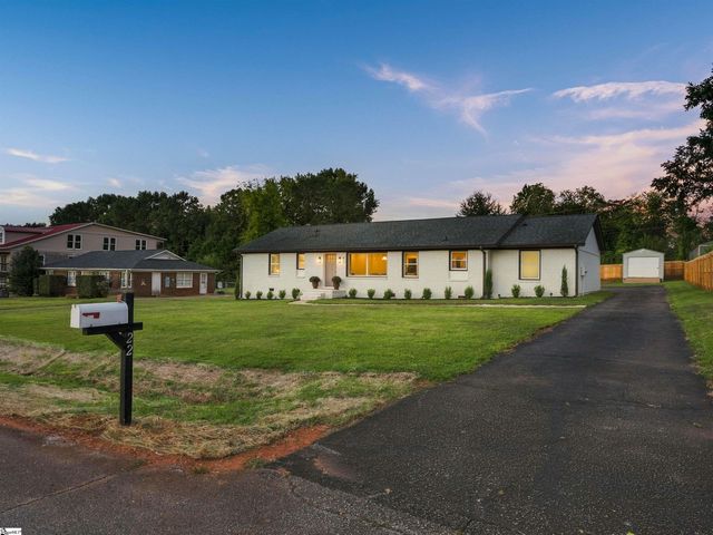 22 Annandale Drive, Boiling Springs, SC 29316