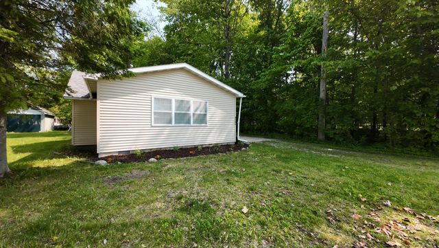 8584 E Houghton Lake Drive, Houghton Lake, MI 48629