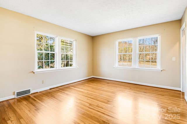 92 Parkway View Road, Mars Hill, NC 28754