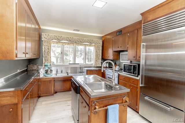 418 W Adrian Street, Blissfield, MI 49228