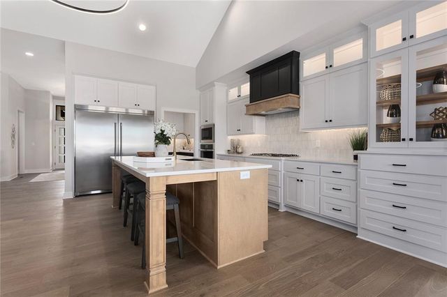 9926 Brockway Street, Lenexa, KS 66220