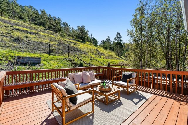 1100 Glacier Avenue, Pacifica, CA 94044