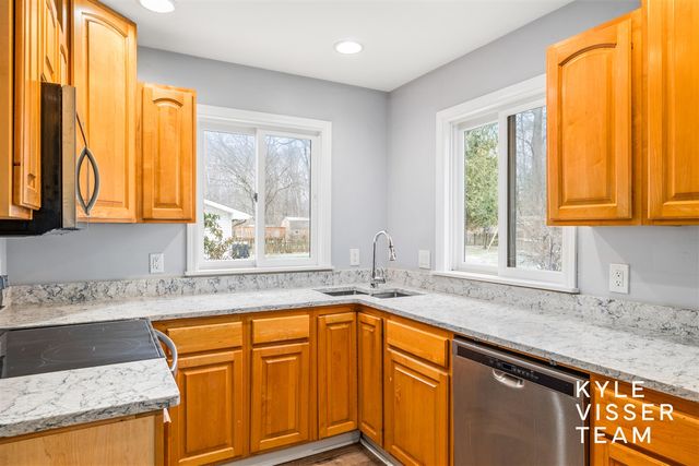 4455 Cloverleaf Drive, Grand Rapids, MI 49546