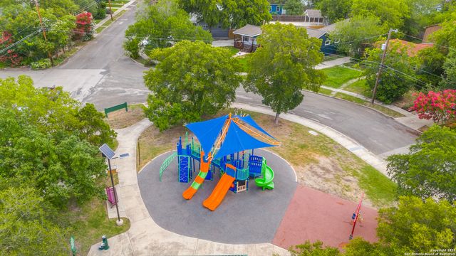 106 Field Crest Dr, San Antonio, TX 78209