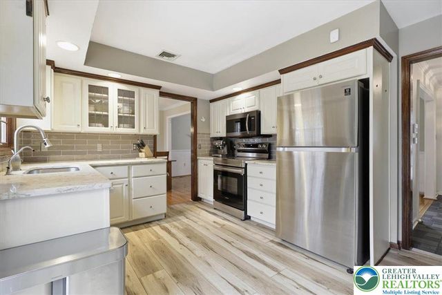 128 Stoneleigh Drive, East Stroudsburg, PA 18301