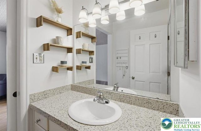 128 Stoneleigh Drive, East Stroudsburg, PA 18301