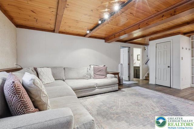 128 Stoneleigh Drive, East Stroudsburg, PA 18301