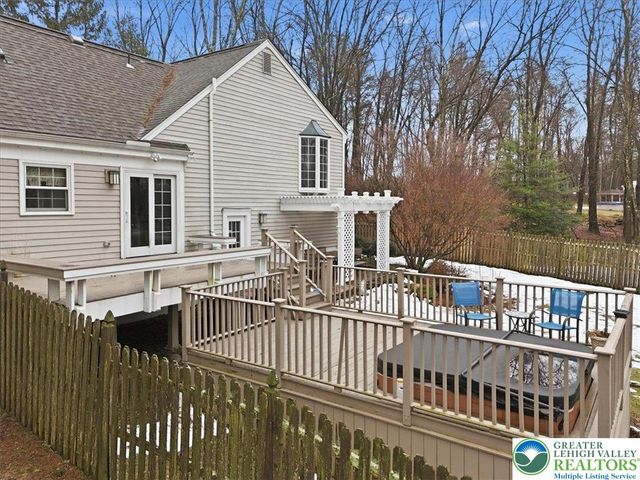 128 Stoneleigh Drive, East Stroudsburg, PA 18301