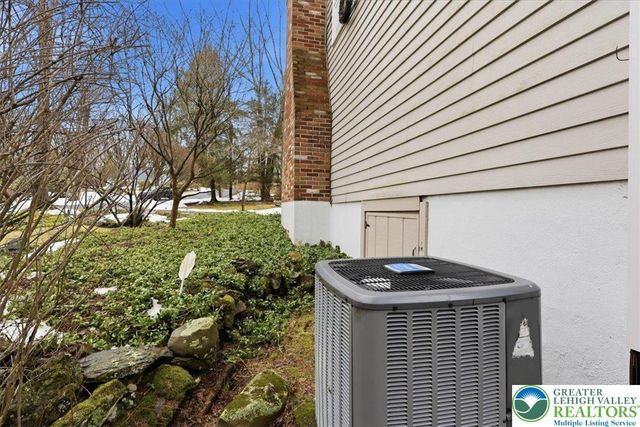 128 Stoneleigh Drive, East Stroudsburg, PA 18301