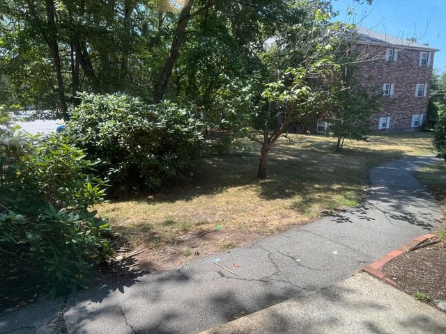 75 Edgelawn 2, North Andover, MA 01845