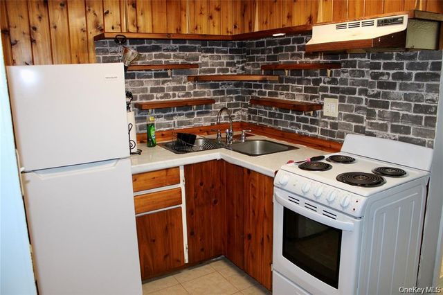 24 Chestnut Lane, Newburgh, NY 12550