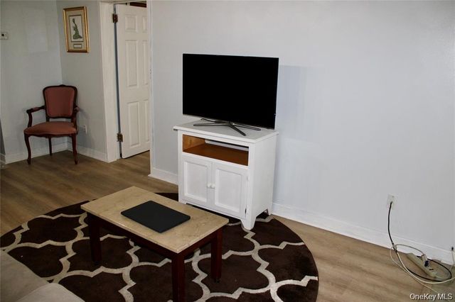 24 Chestnut Lane, Newburgh, NY 12550