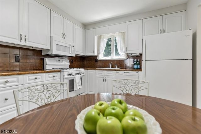2 Poplar Way, Cranford Twp., NJ 07016