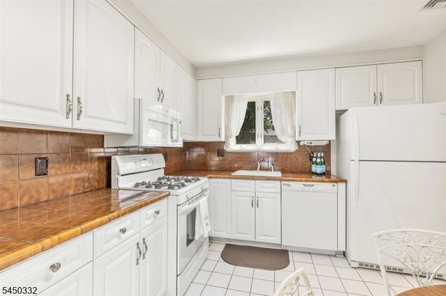 2 Poplar Way, Cranford Twp., NJ 07016