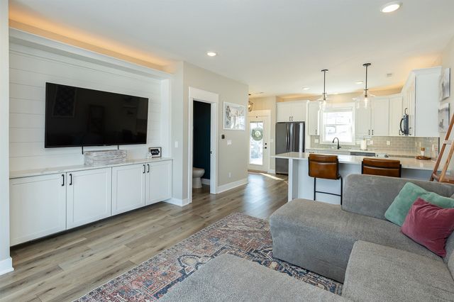 811 Ledgestone Court, Polk City, IA 50226