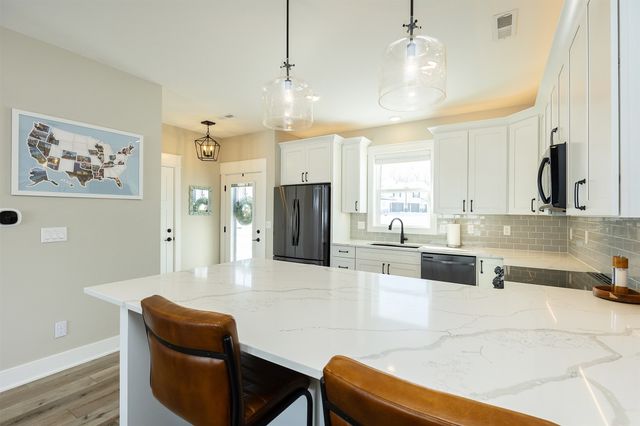 811 Ledgestone Court, Polk City, IA 50226