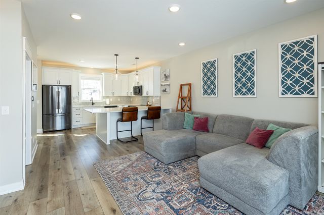 811 Ledgestone Court, Polk City, IA 50226