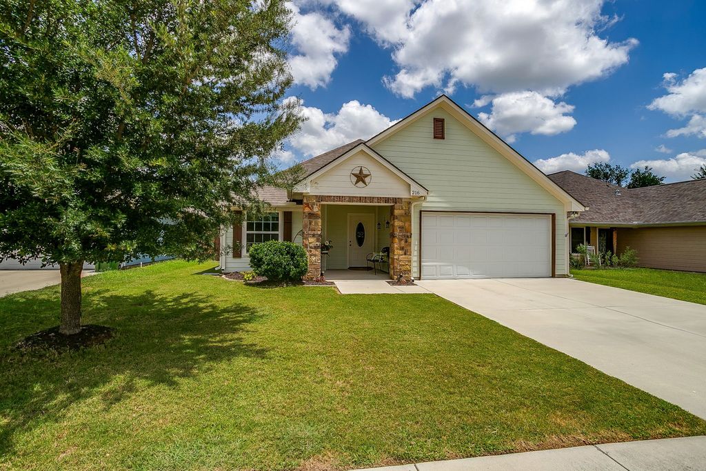 216 Lovers Path Drive, Springtown, TX 76082