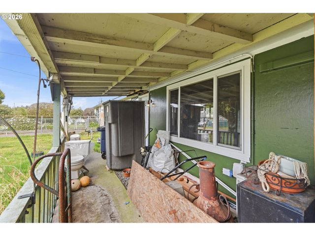 64227 Braley Rd, Coos Bay, OR 97420