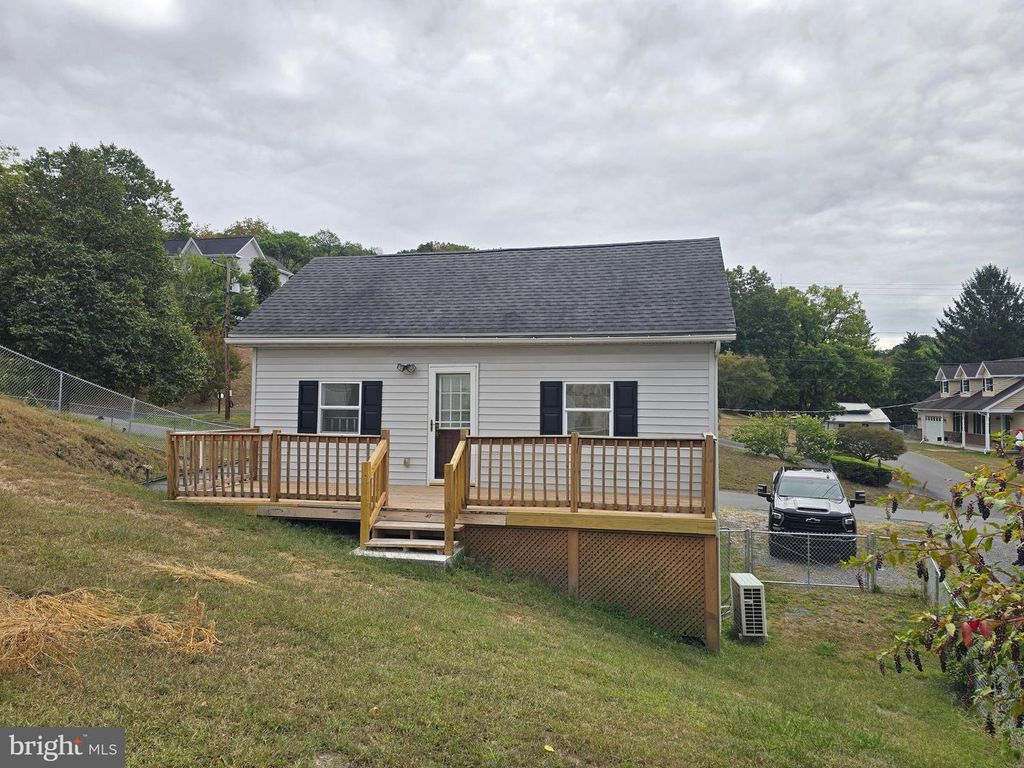 240 EWING ST, Berkeley Springs, WV 25411