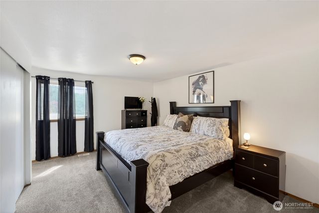 700 Kelsey Lane E, Eatonville, WA 98328