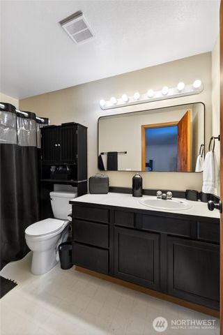 700 Kelsey Lane E, Eatonville, WA 98328