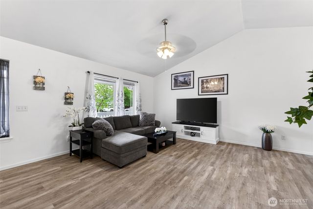 700 Kelsey Lane E, Eatonville, WA 98328