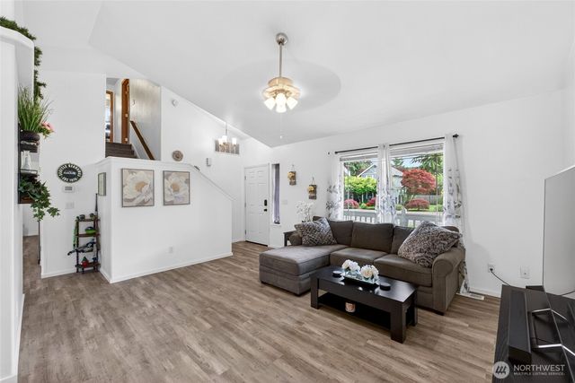 700 Kelsey Lane E, Eatonville, WA 98328