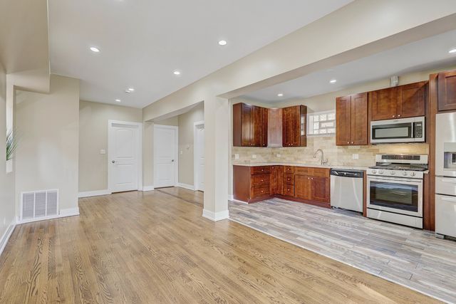 5040 W Berenice Avenue 1, Chicago, IL 60641