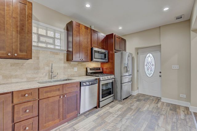 5040 W Berenice Avenue 1, Chicago, IL 60641