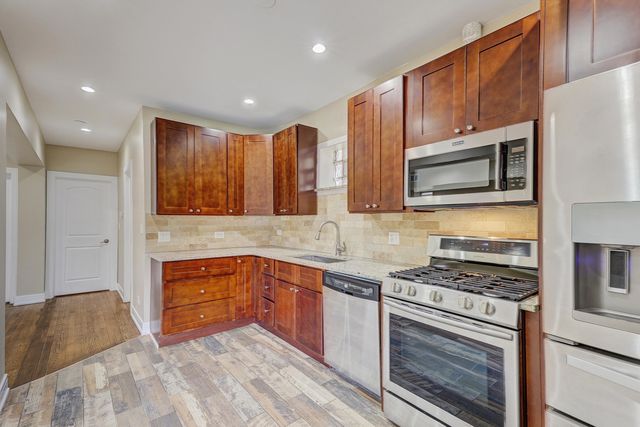 5040 W Berenice Avenue 1, Chicago, IL 60641