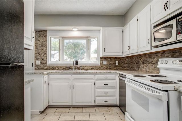 10609 Askew Avenue, Kansas City, MO 64137