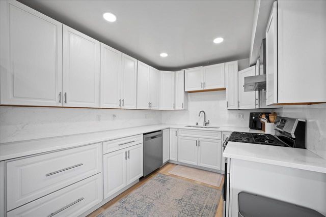 8533 W Grantosa DRIVE, Milwaukee, WI 53225