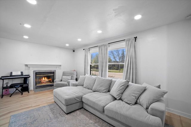 8533 W Grantosa DRIVE, Milwaukee, WI 53225