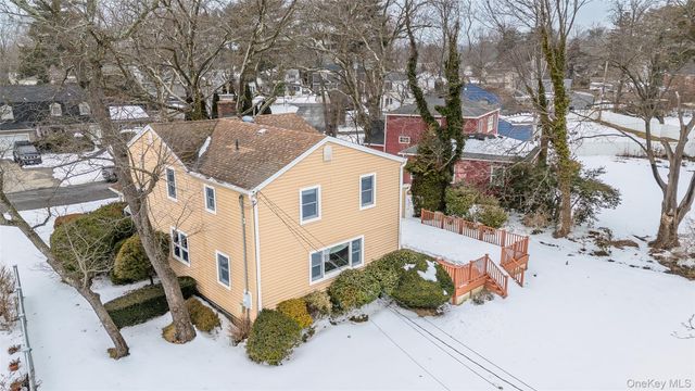 26 Pinetree Lane, Roslyn Heights, NY 11577