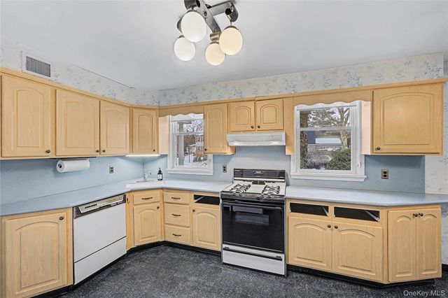 26 Pinetree Lane, Roslyn Heights, NY 11577