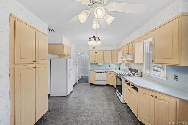 26 Pinetree Lane, Roslyn Heights, NY 11577