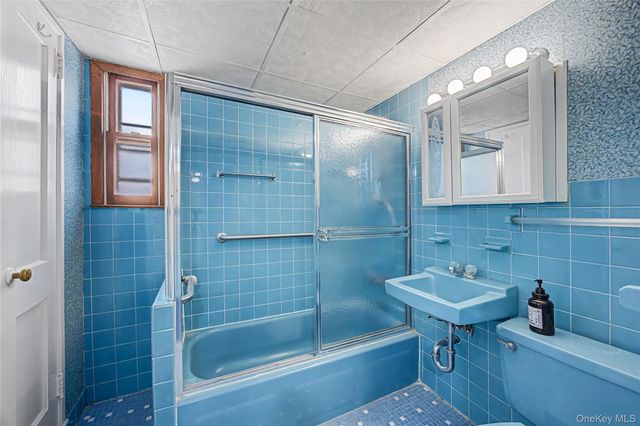 26 Pinetree Lane, Roslyn Heights, NY 11577