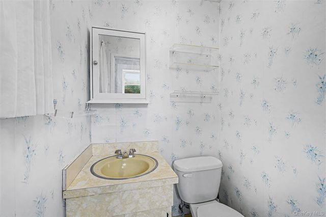 26 Pinetree Lane, Roslyn Heights, NY 11577