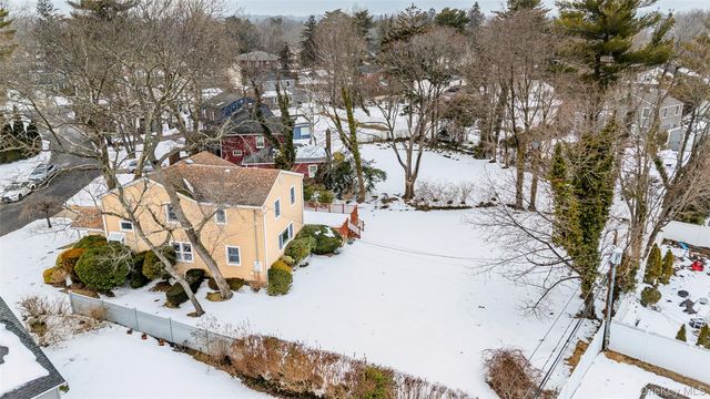 26 Pinetree Lane, Roslyn Heights, NY 11577