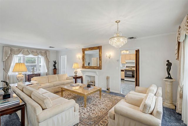 26 Pinetree Lane, Roslyn Heights, NY 11577