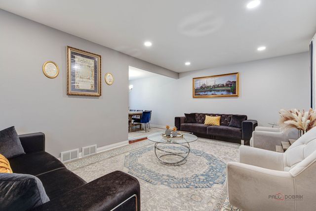 1805 W Willow Lane, Mount Prospect, IL 60056