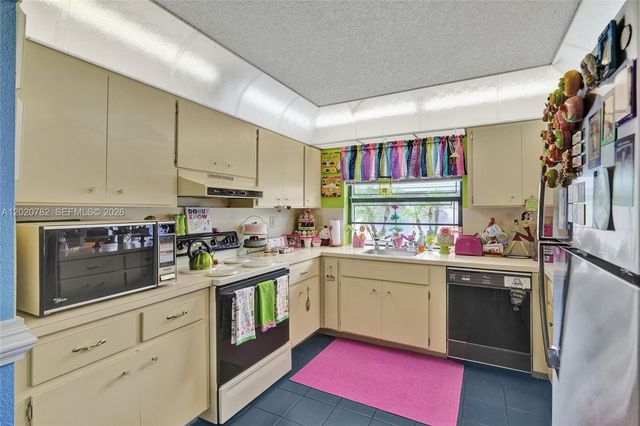 30 Cedar Rd, Hollywood, FL 33021